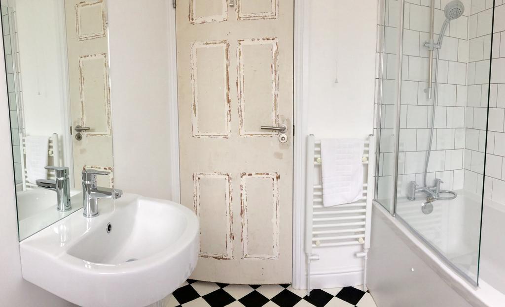 뉴키 The Blue Door B&B 외부 사진
